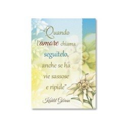 Cartoncino semplice in carta perlata con il testo Quando l'amore chiama
