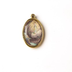 Medaglia ovale dorata della Madonna di Lourdes