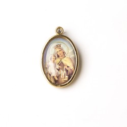 Medaglia ovale dorata della Madonna del Carmelo