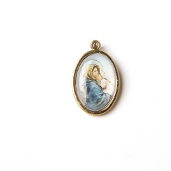 Medaglia ovale dorata della Madonna con bambino