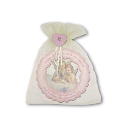 Ghirlanda in legno sagomato del bambino in culla vegliato da due angeli con preghiera Angelo di Dio su fondo rosa