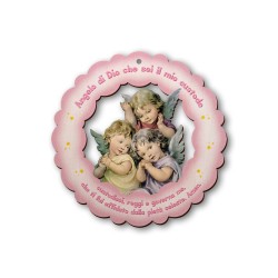Ghirlanda in legno sagomato di tre angioletti in preghiera con preghiera Angelo di Dio su fondo rosa