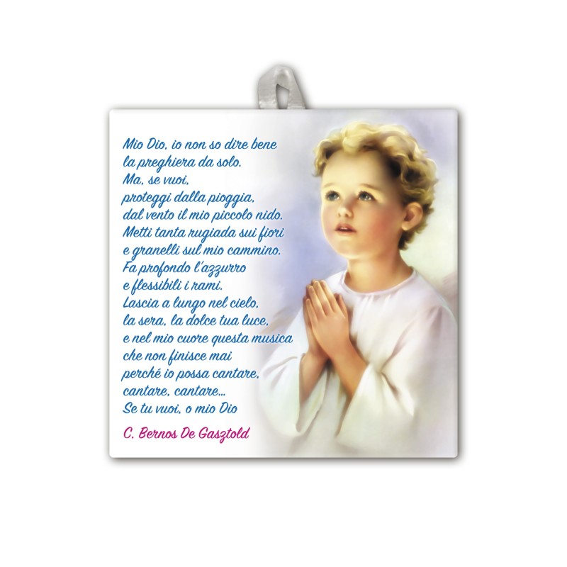 Piastrella di un ragazzo in preghiera 10 x 10 cm con occhiello in raso Piastrella di un ragazzo in preghiera 10 x 10 cm con occhiello in raso