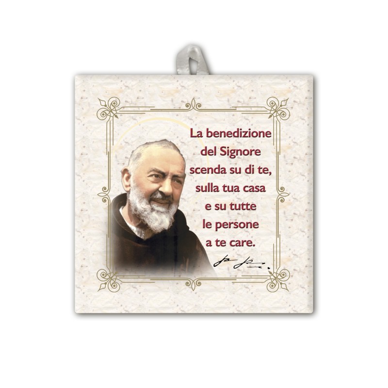 Piastrella di Padre Pio 10 x 10 cm con occhiello in raso Piastrella di Padre Pio 10 x 10 cm con occhiello in raso