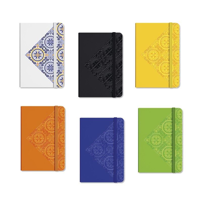 Scatola espositore da 24 taccuini assortiti in 6 colori e 6 pattern maiolicati. Scatola espositore da 24 taccuini assortiti in 6 colori e 6 pattern maiolicati.